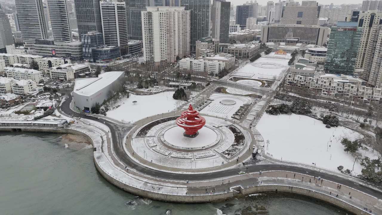 青岛五四广场情人坝海边城市雪景航拍 16