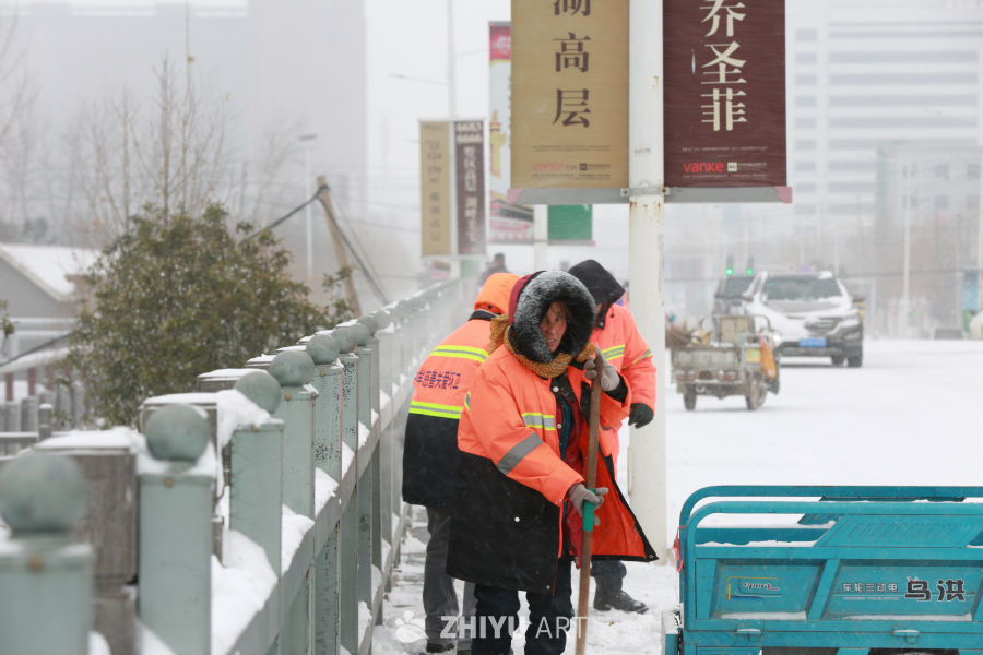 雪中坚守的环卫工