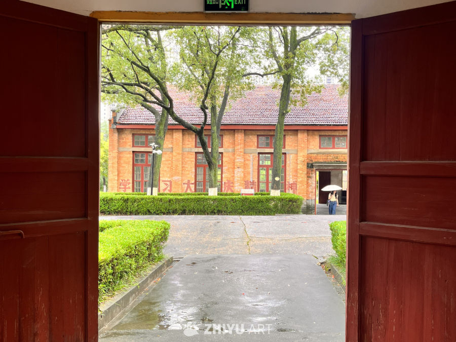 雨后红砖建筑的宁静一隅