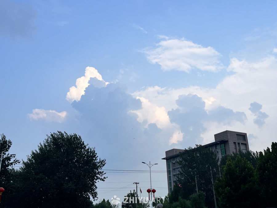 蓝天白云下的城市一角
