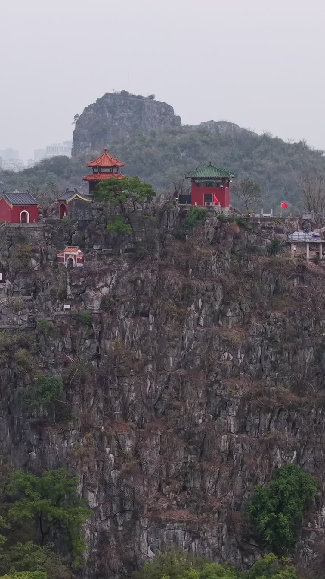 竖版航拍桂林独秀峰王城景区 