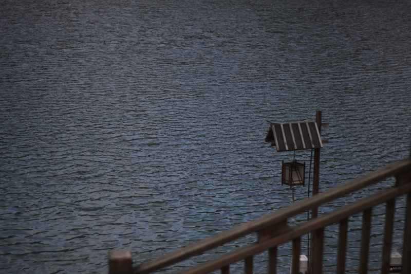 湖边