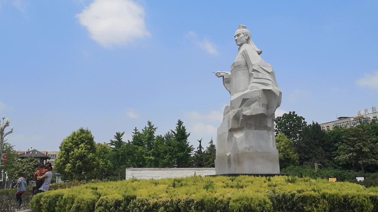 古代雕像与绿意