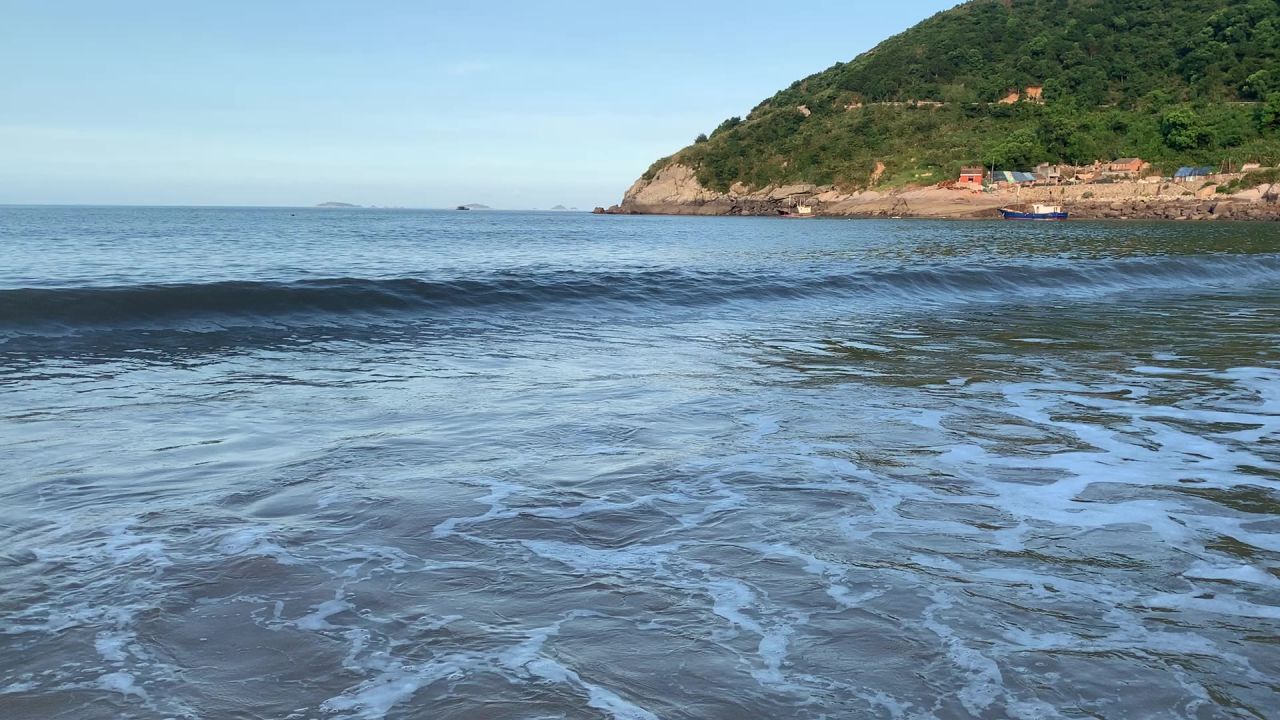 海浪拍打由远及近