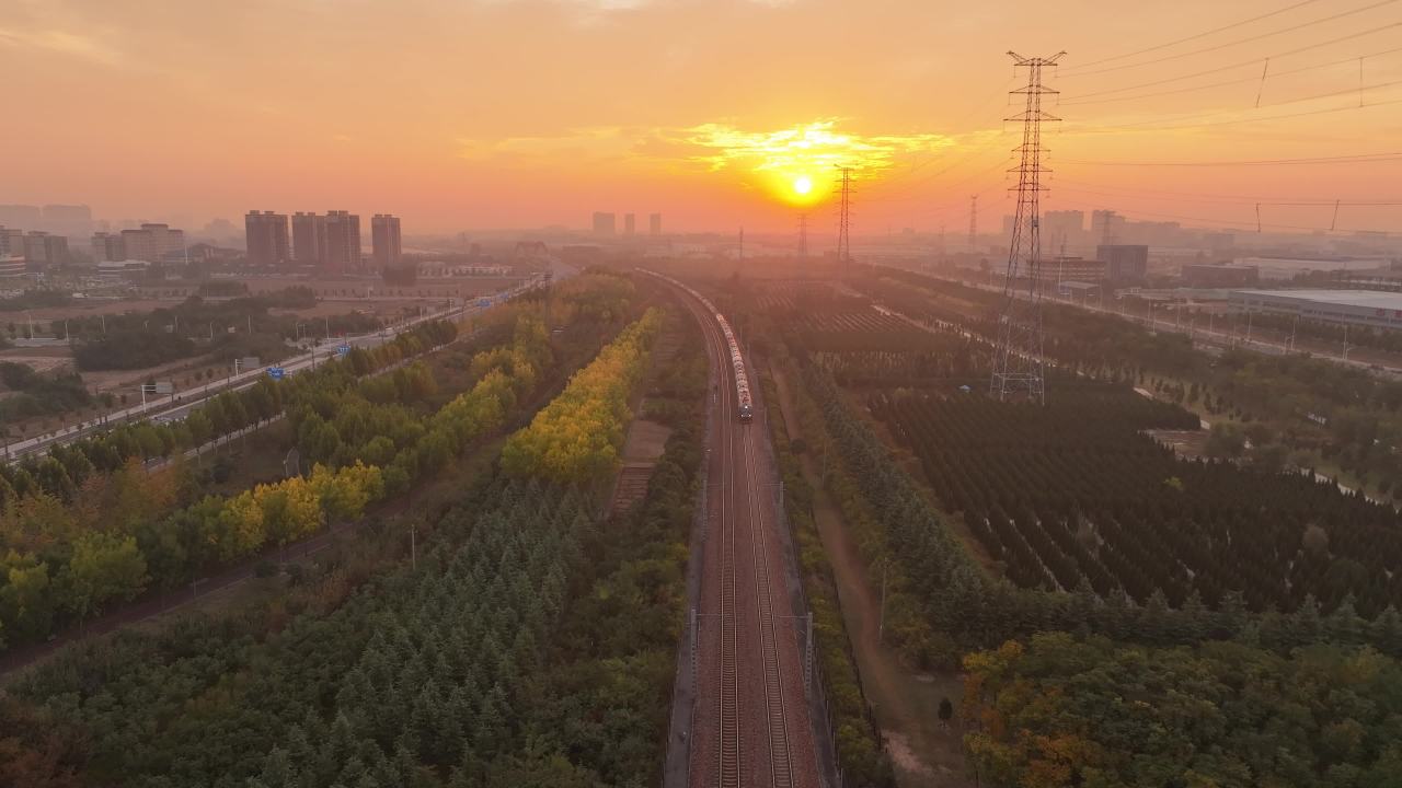 夕阳下的火车之旅