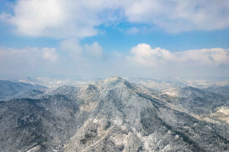 冬天丘陵山川农田美丽乡村雪景航拍图 