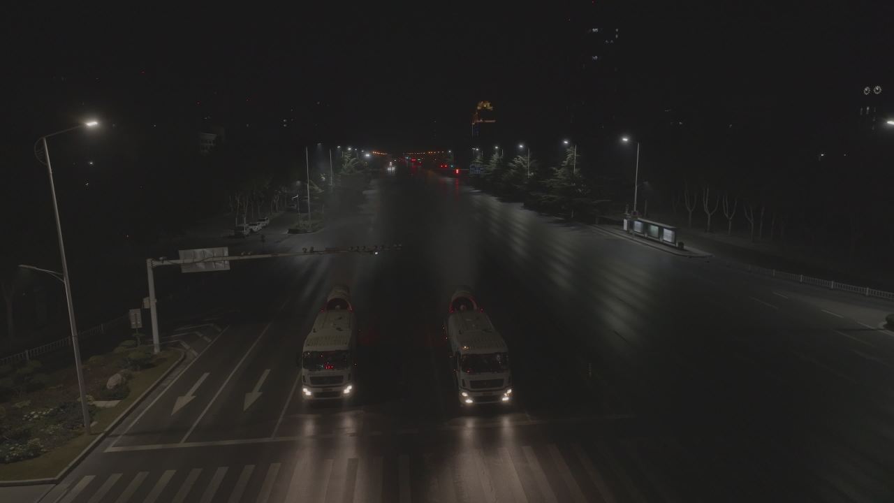 夜幕下的公路行进