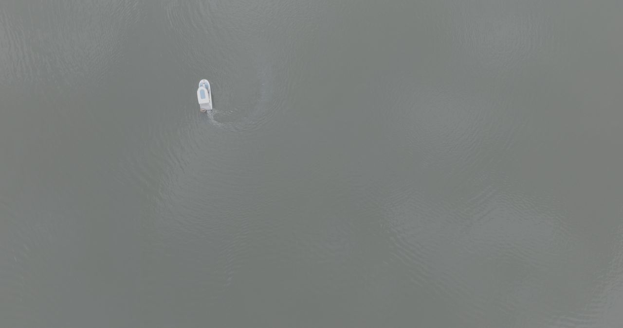 宁静湖面的航拍