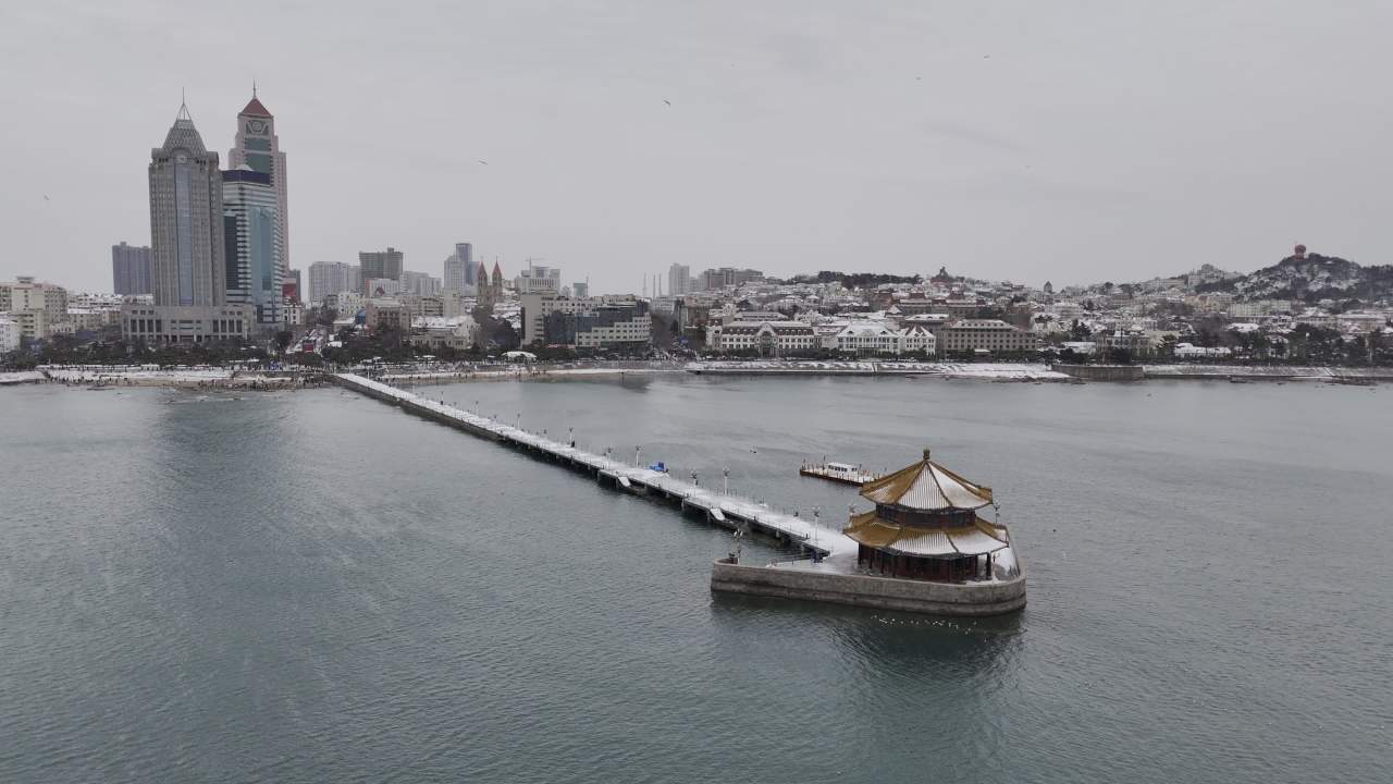 青岛市南老城区栈桥海边雪景航拍 11