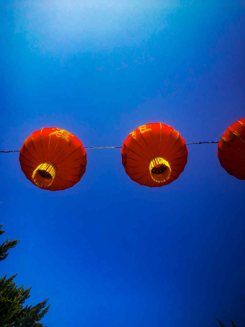 过年城市喜庆红灯笼中国年装饰摄影图 