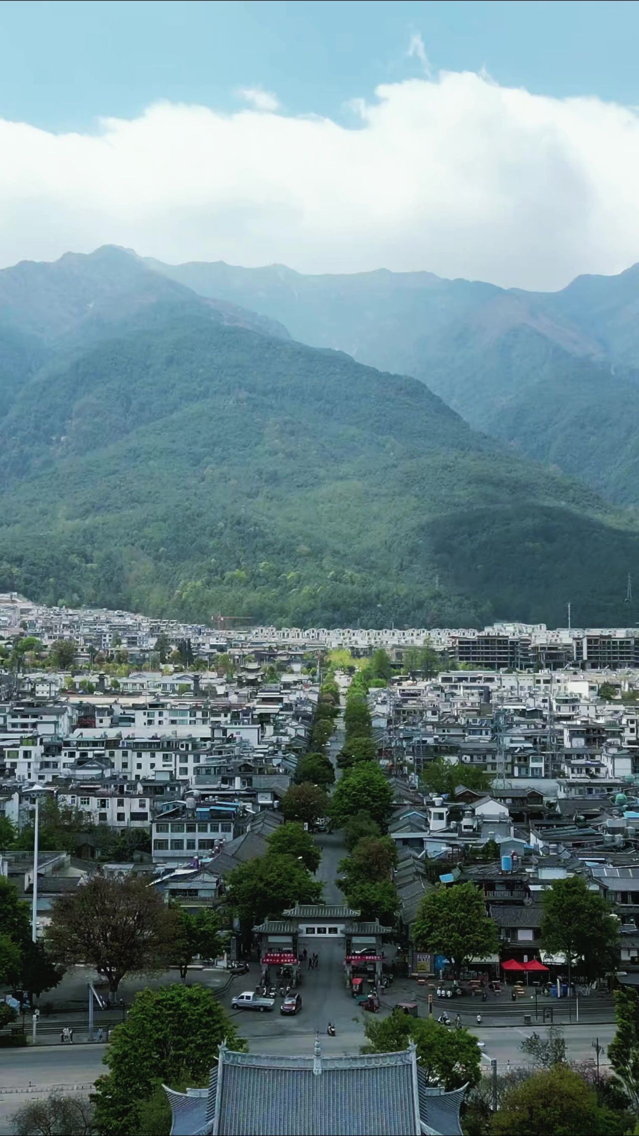 云南大理古镇著名旅游景区竖屏航拍 