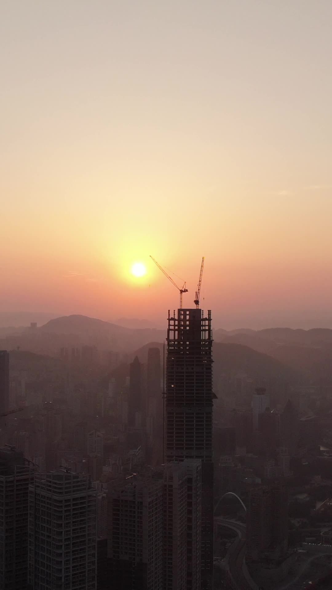 日出时的城市建筑工地