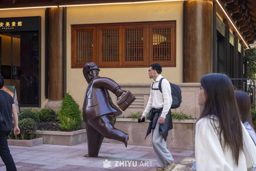 街头雕像与行人日常
