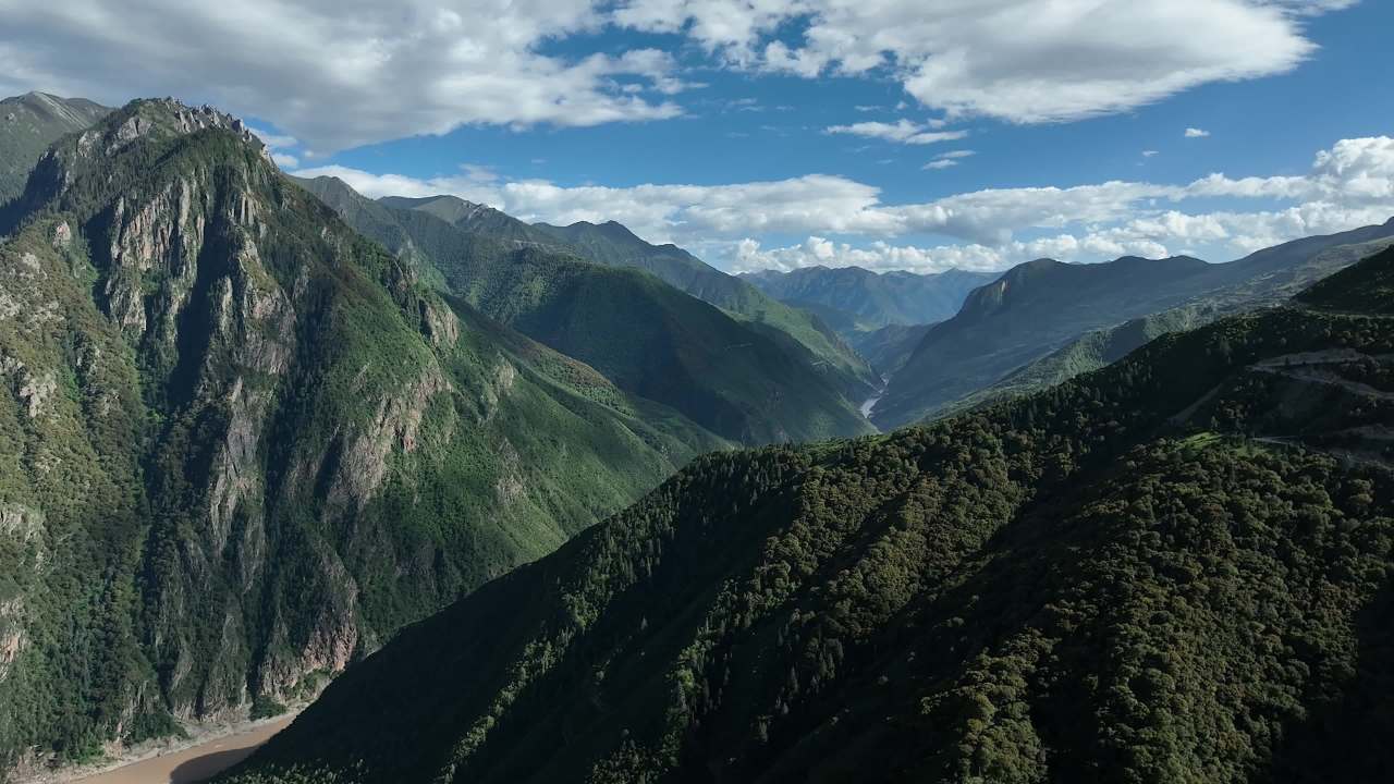壮丽高山峡谷与蜿蜒河流全景