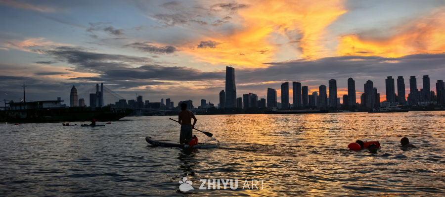 当天边逝去今年的最后一缕晚霞，来年愿你的心中仍有不灭的灯塔