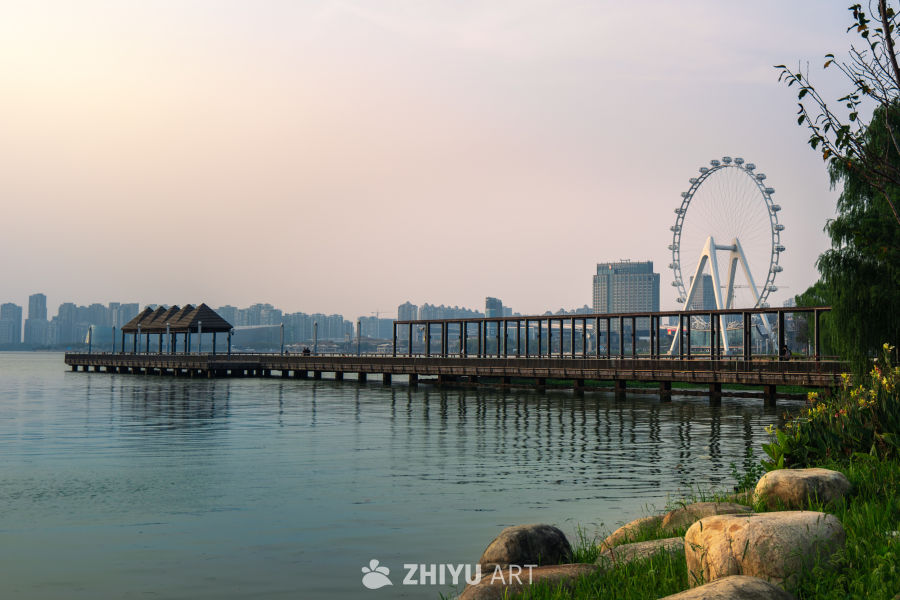 湖畔晨景：摩天轮与城市风光