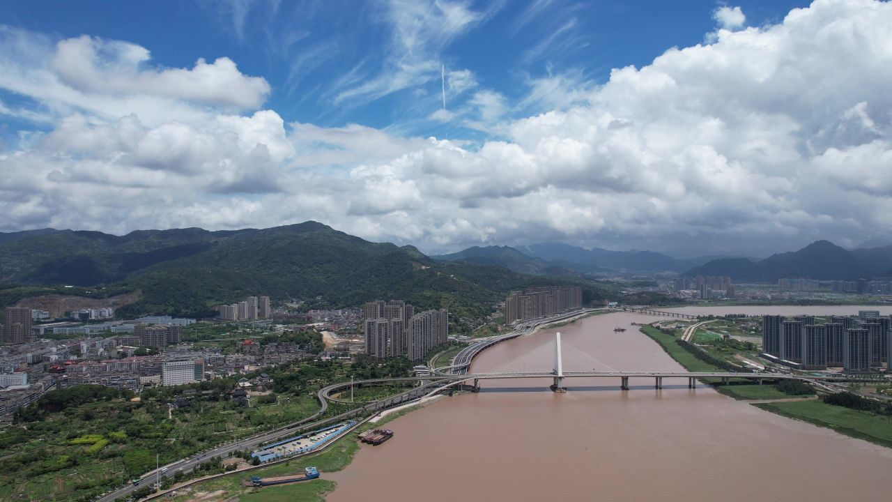 浙江温州瓯江城市高楼建筑蓝天白云航拍 