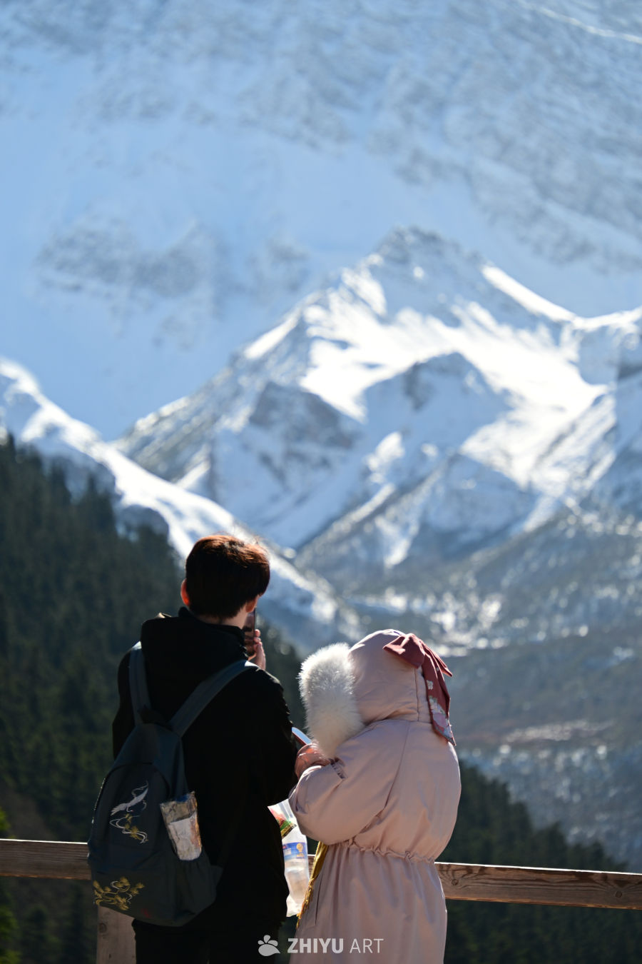 雪山下的温馨瞬间