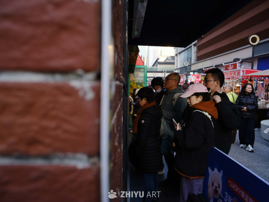 购物中心冬日排队场景