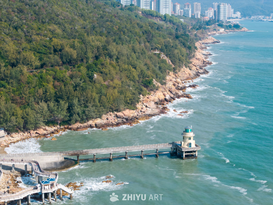 海岸灯塔与栈桥风光