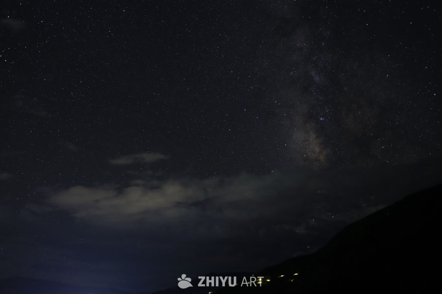 夜幕下的星河与山影