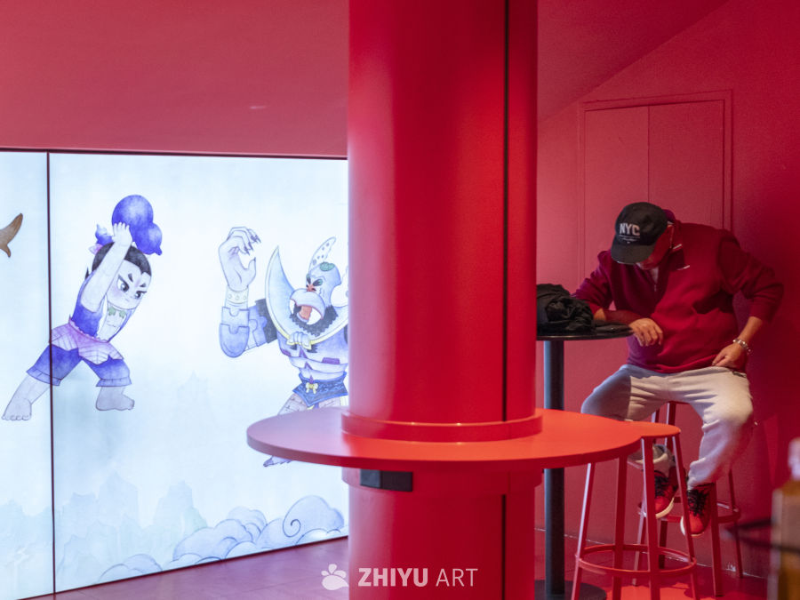 红色空间中的卡通艺术与休闲时光