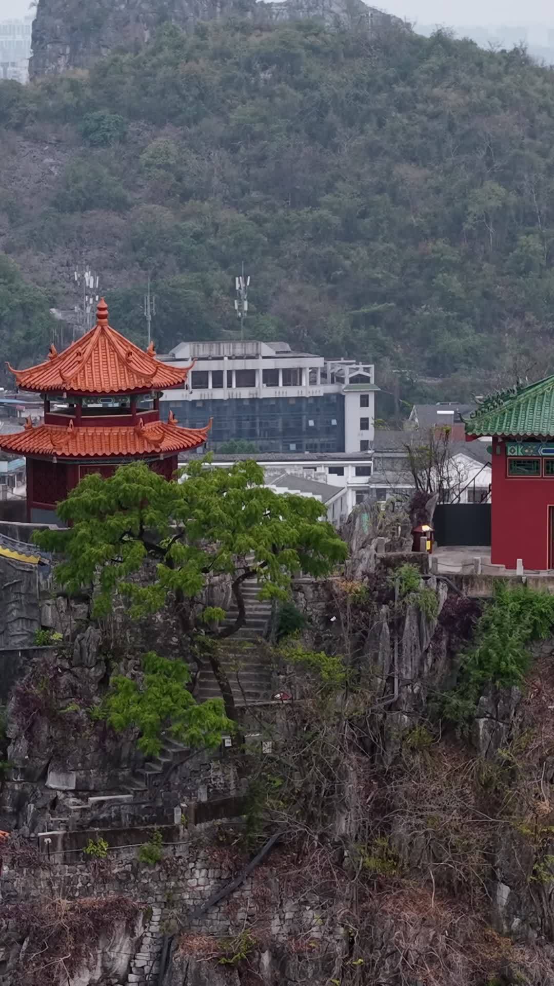 竖版航拍桂林独秀峰王城景区 