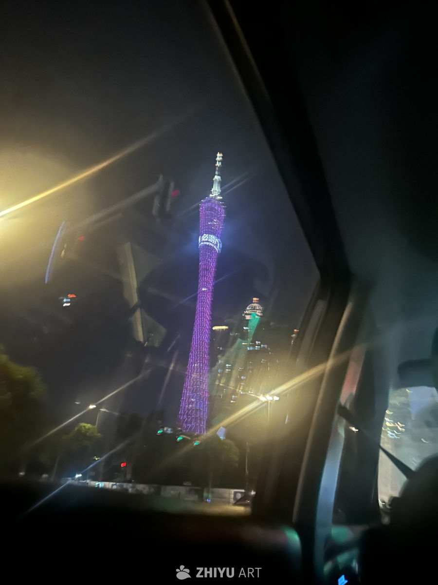 车窗夜拍广州塔