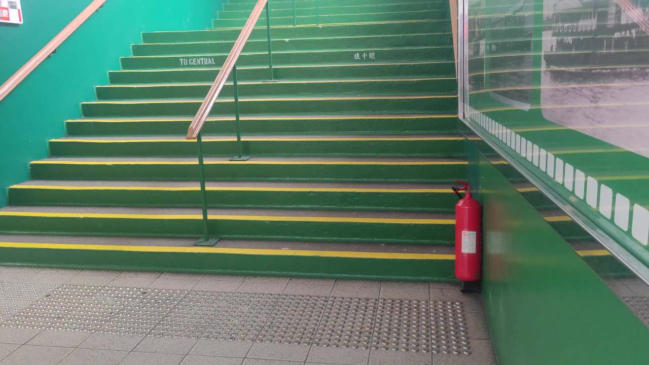 香港码头绿色楼梯