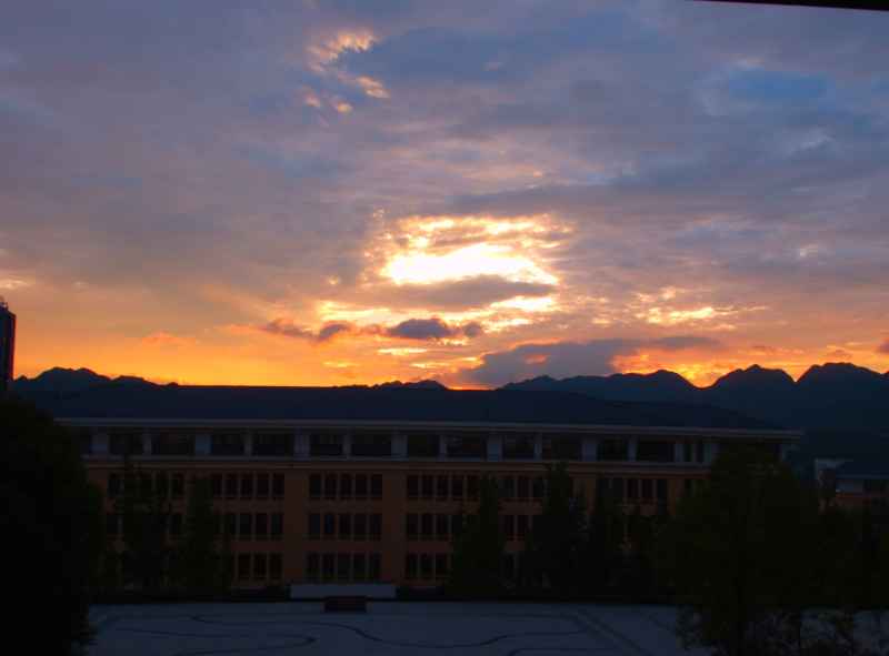 学校清晨