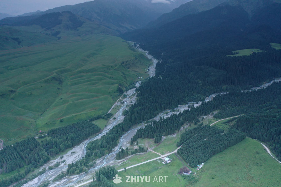 山谷中的静谧河流