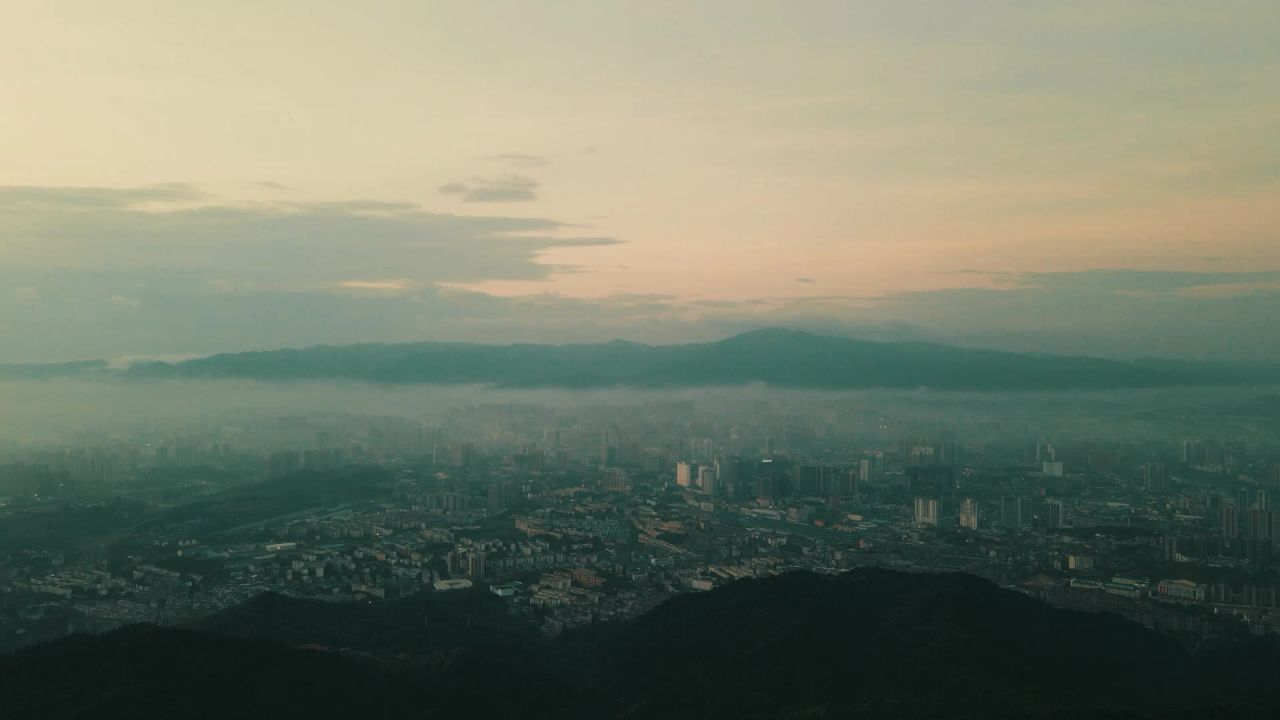 城市清晨日出迷雾航拍 