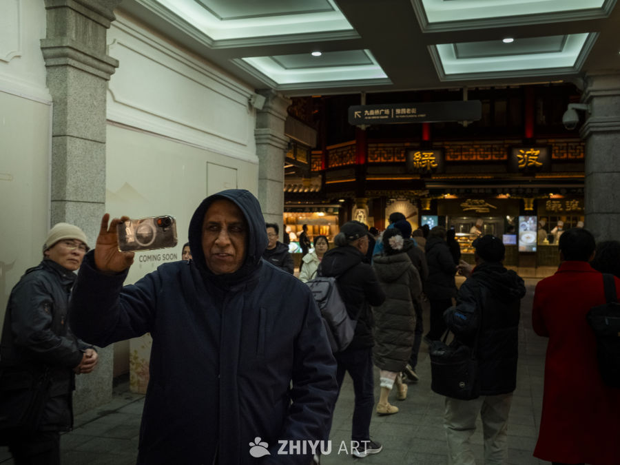 游客在文化街拍照留念