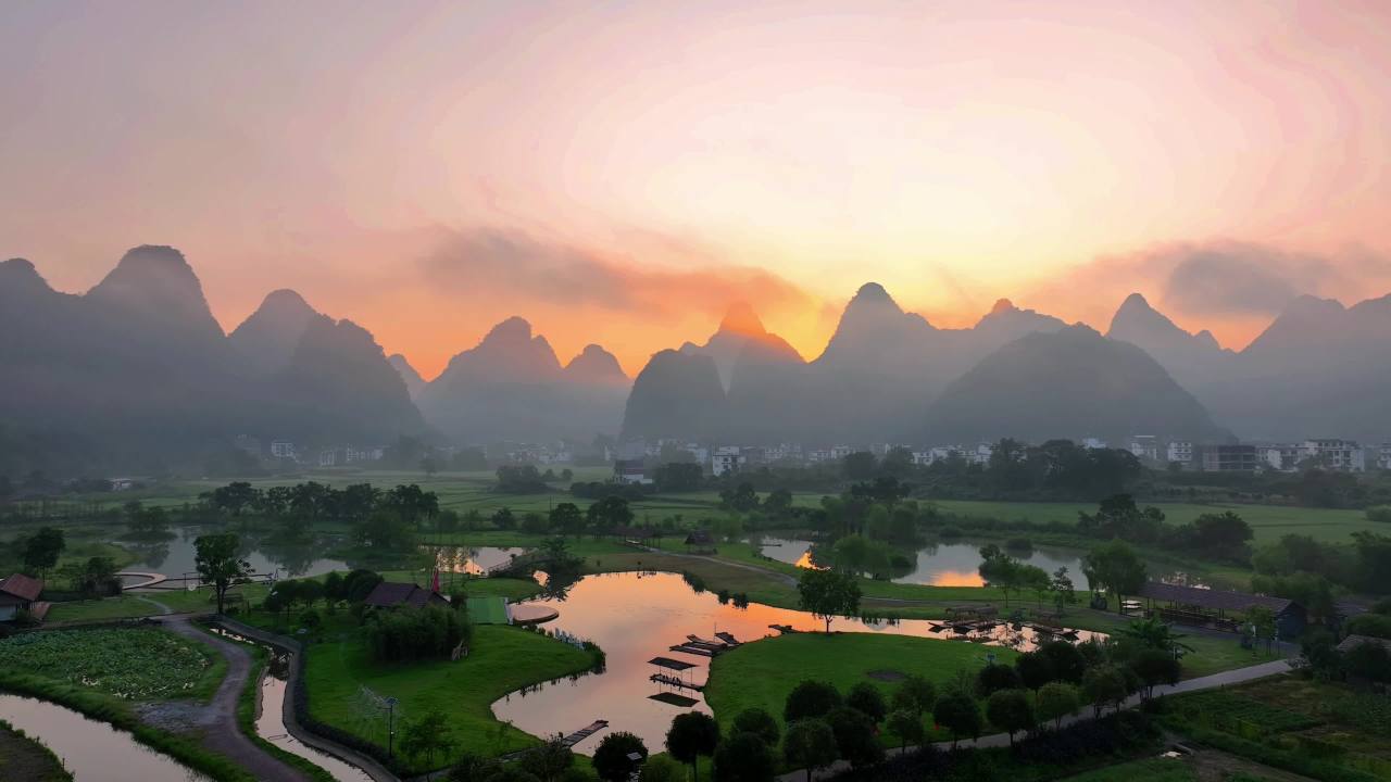 晨曦中的山水画卷