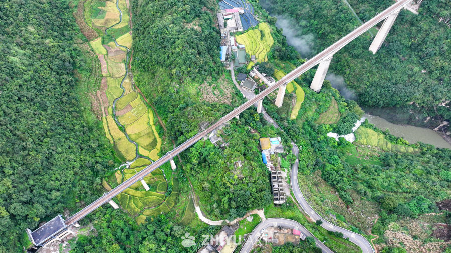 航拍铁路火车桥梁 峡谷瀑布 10