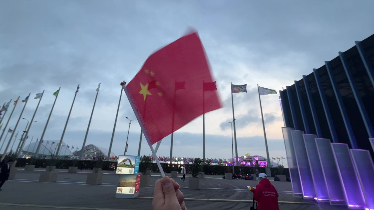 五星红旗迎风飘扬