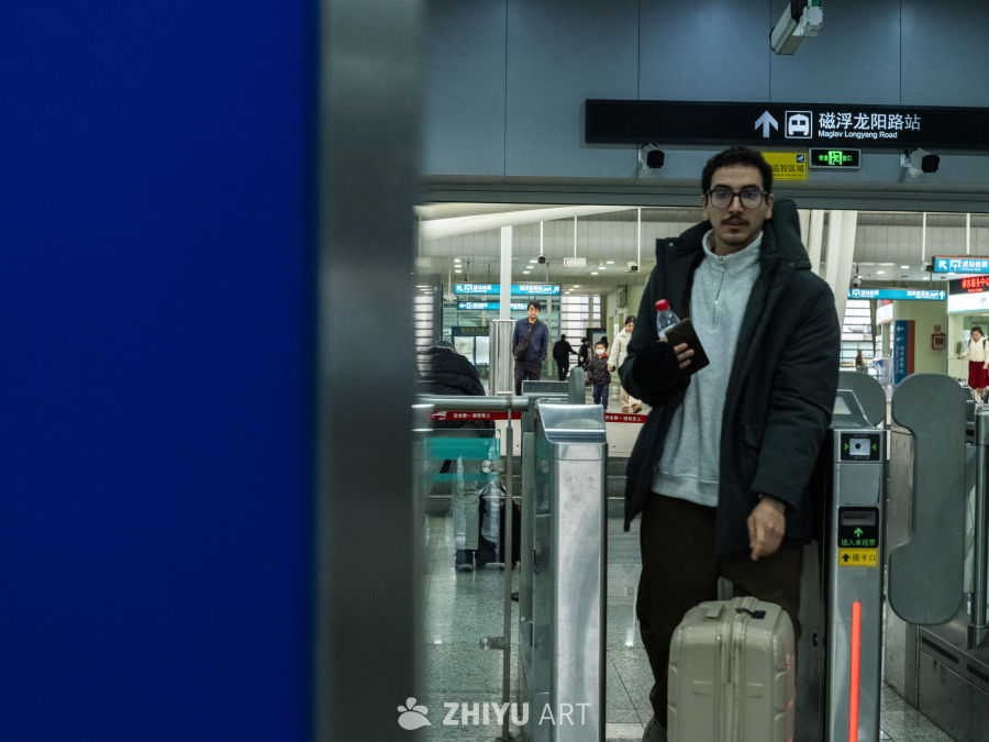 地铁站内出行瞬间