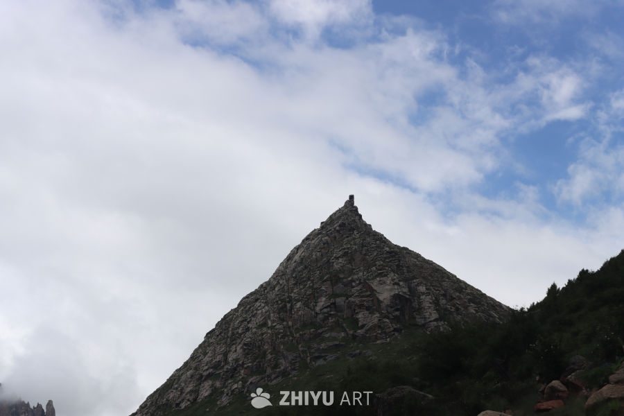 云端之巅的壮丽山峰