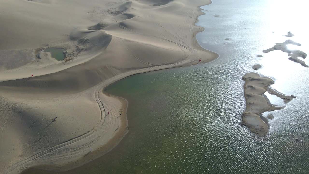 航拍内蒙古额济纳胡杨林八道桥巴丹吉林沙漠和湖泊 8
