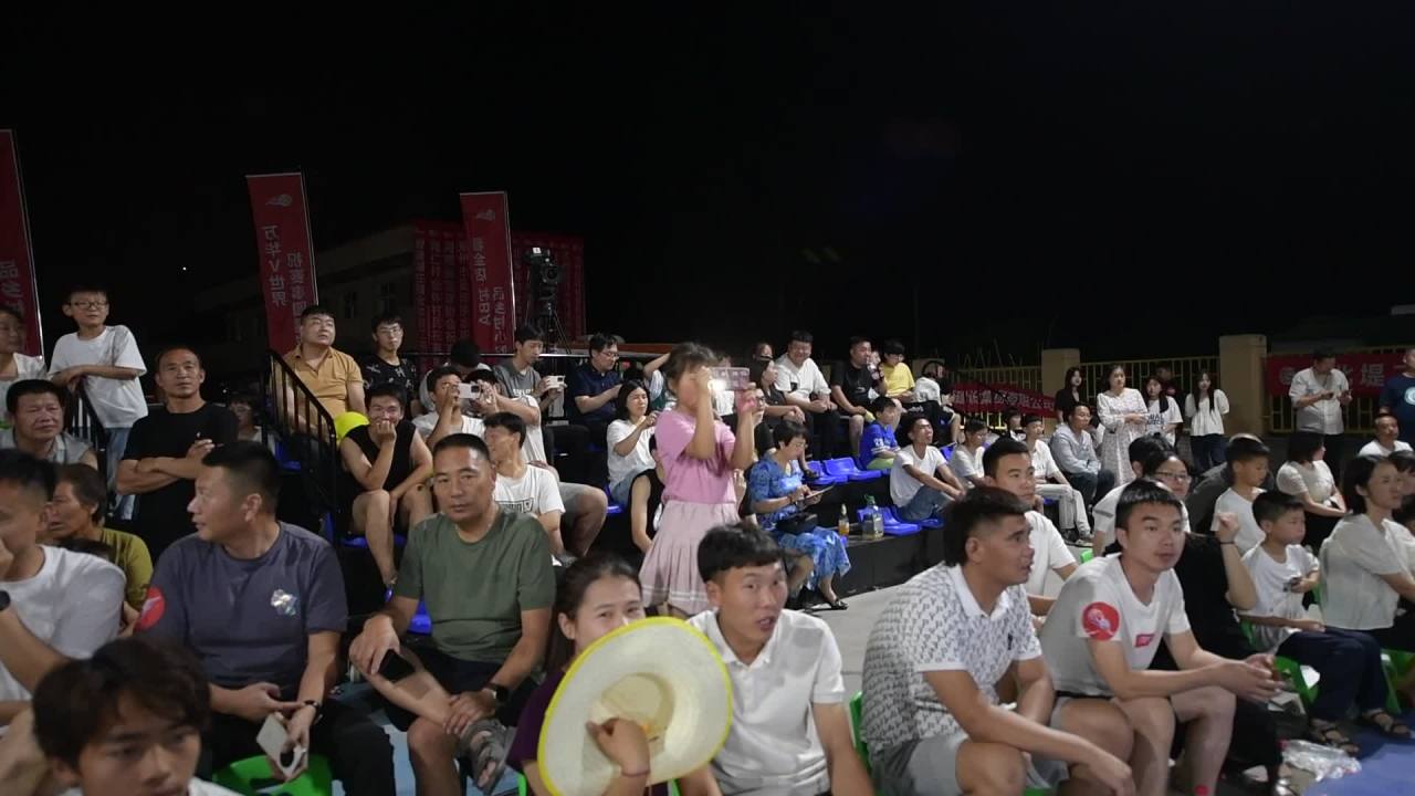 夜晚户外庆典观众