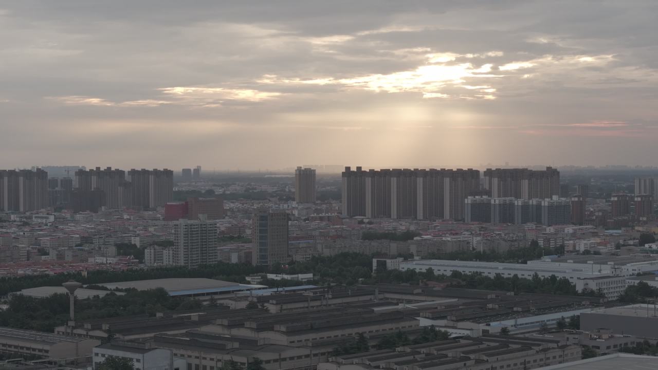 夕阳下的城市剪影