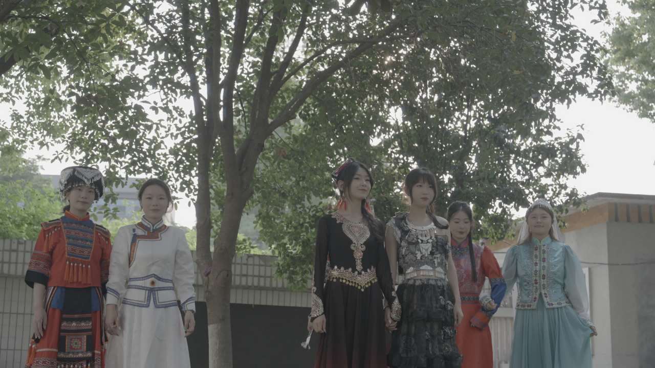 传统服饰下的和谐之美