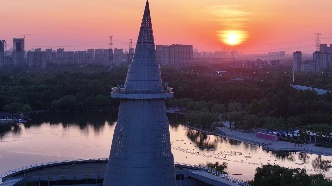 日出时的城市塔楼