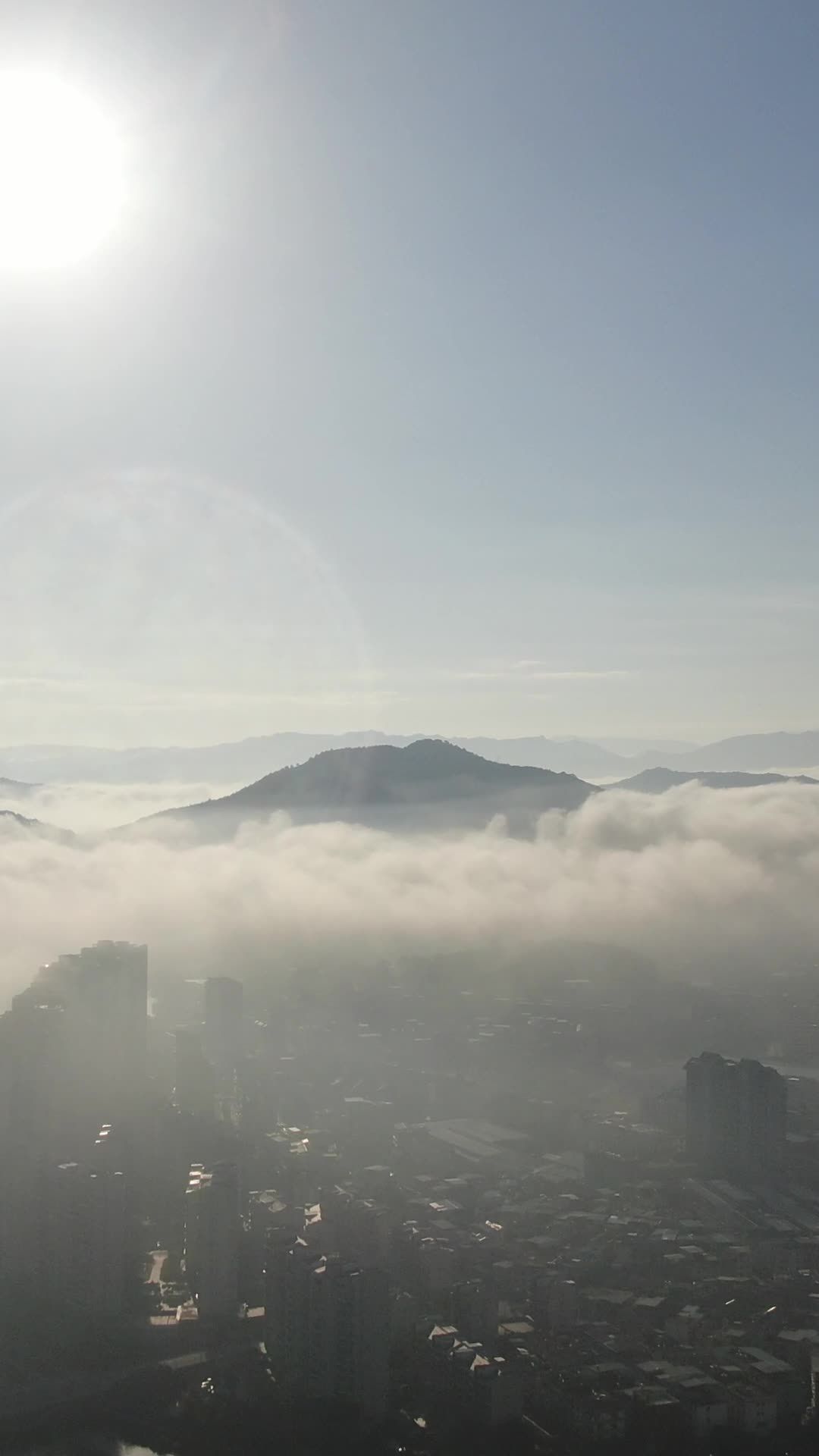 晨雾中的城市与山川