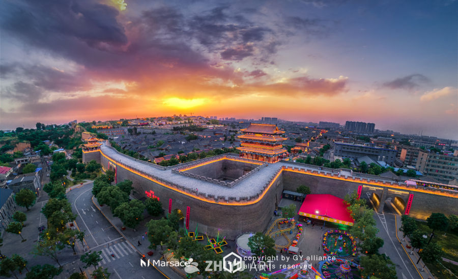 忻州古城南门火烧云全景图