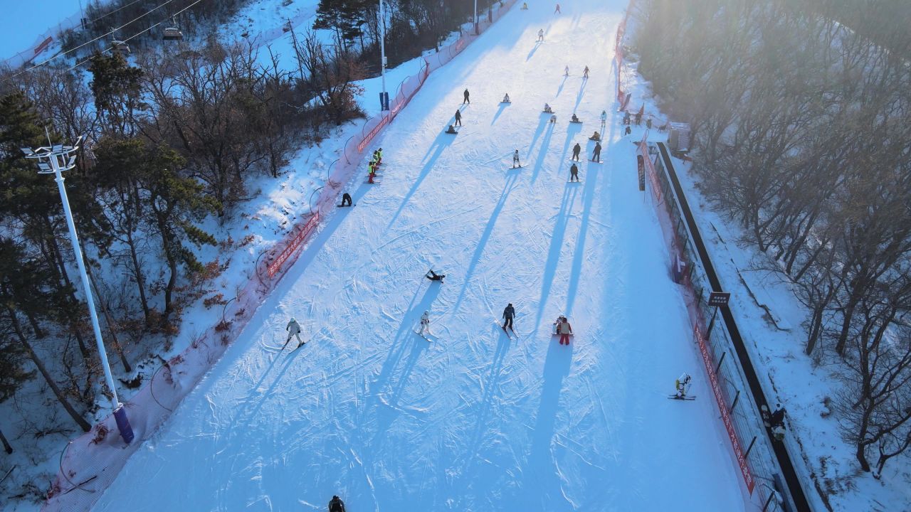 夕阳下的滑雪场人群