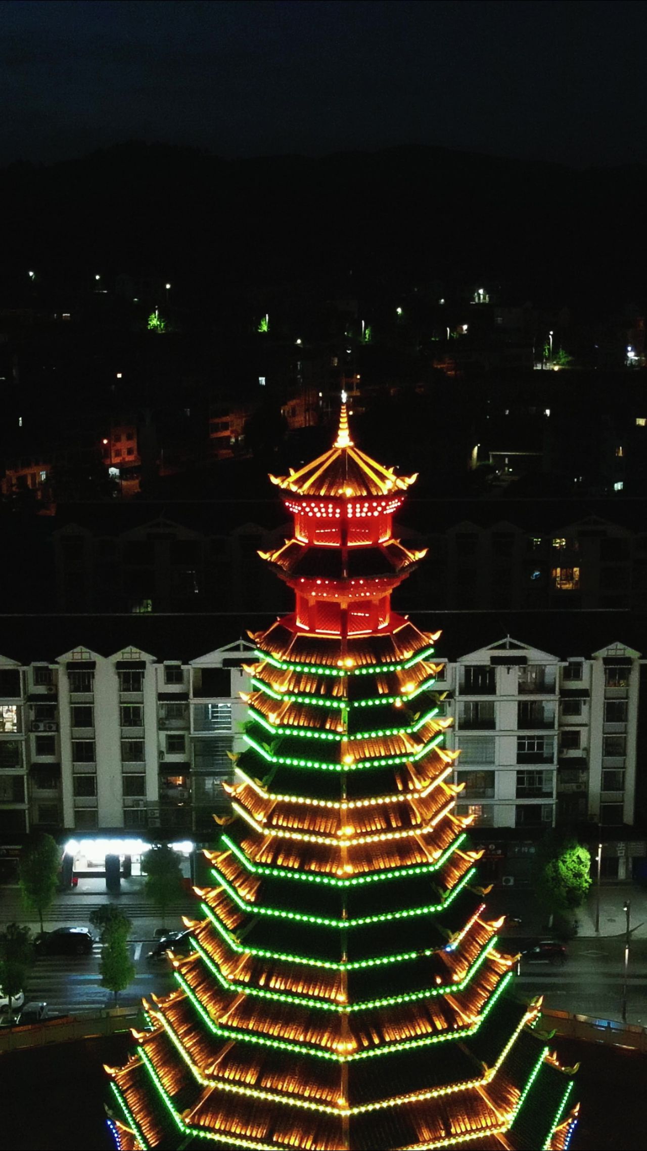 侗族特色建筑风雨桥鼓楼夜景竖屏