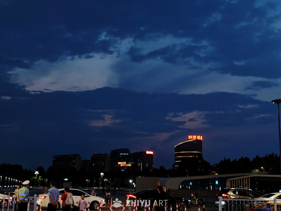 夜幕下的城市剪影