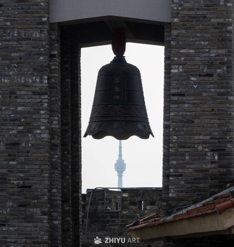 古钟与现代塔的对话