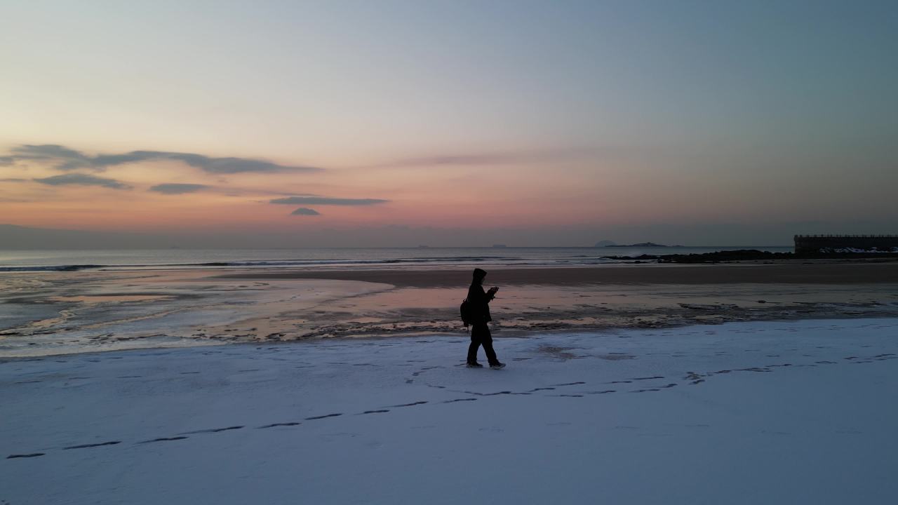 青岛石老人浴场海边雪景航拍 8